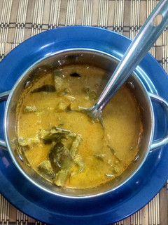 காய்களை எண்ணையில் வதக்கி தேங்காய் விழுது சேர்த்து செய்யும் குழம்பு செய்முறை முக்கிய புகைப்படம்