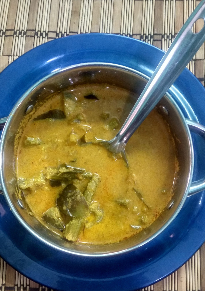 காய்களை எண்ணையில் வதக்கி தேங்காய் விழுது சேர்த்து செய்யும் குழம்பு செய்முறை முக்கிய புகைப்படம்