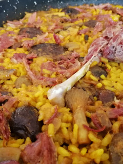 Una foto de Arroz con confit de pato y setas