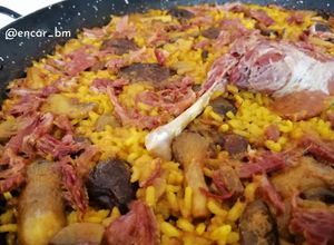 Una foto de Arroz con confit de pato y setas