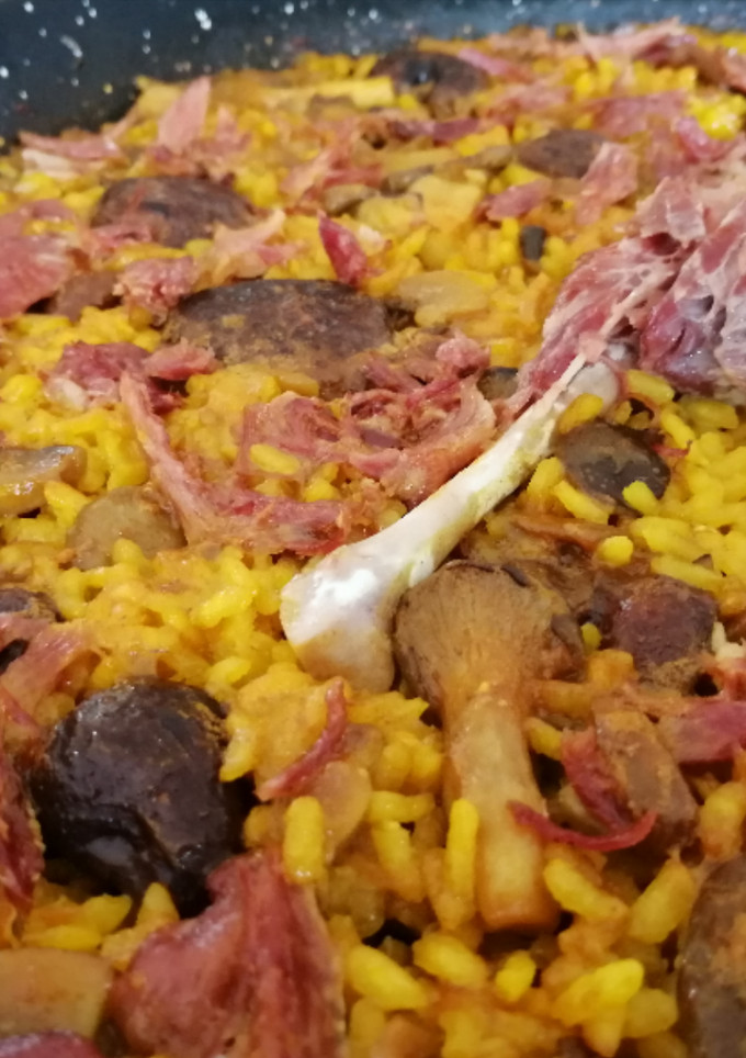 Una foto de Arroz con confit de pato y setas