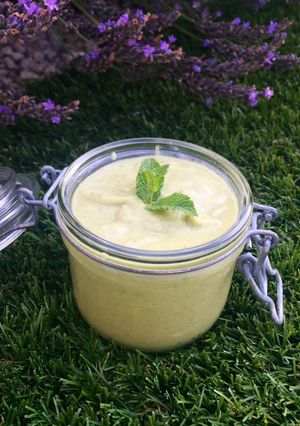 Une photo de Soupe froide courgette chèvre menthe