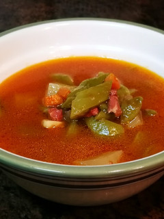 Una foto de Sopa de judías verdes con jamón curado