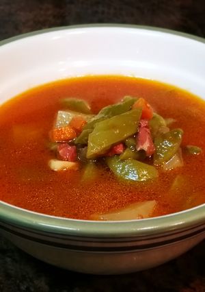 Una foto de Sopa de judías verdes con jamón curado