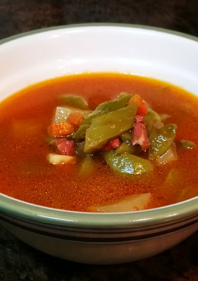 Una foto de Sopa de judías verdes con jamón curado