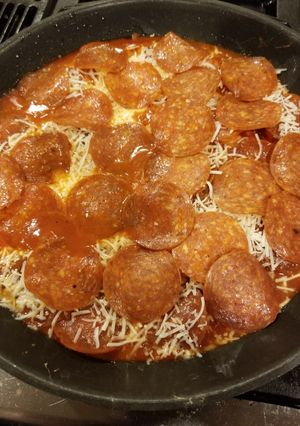 A picture of Skillet pizza chicken.