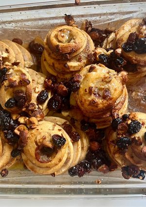 Une photo de Pommes au four farcies à la banane jus au rhum toppings raisins secs et noisettes 🍎🍏