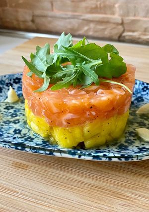 Foto di Tartare di salmone, mango, rucola e maionese al wasabi