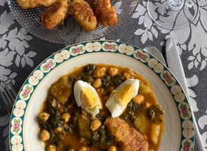 Una foto de Potaje de Garbanzos con espinacas con Pelotitas de pan 🥖 (receta de la yaya)