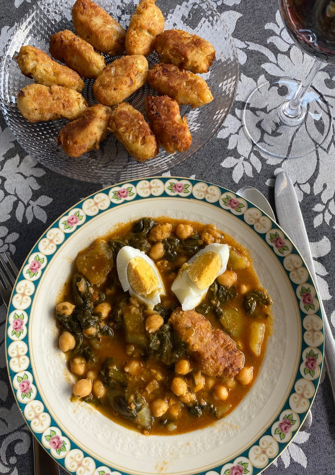 Una foto de Potaje de Garbanzos con espinacas con Pelotitas de pan 🥖 (receta de la yaya)