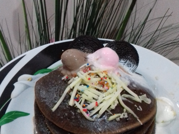Wajib coba! Bagaimana cara buat Pancake coklat topping es krim keju dan oreo yang sempurna