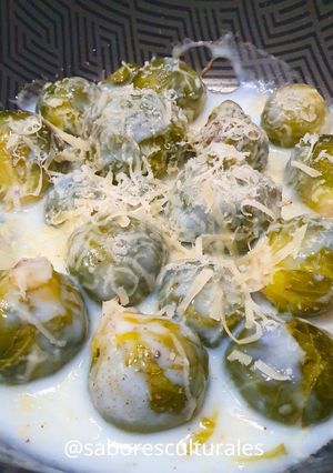 Una foto de 🧀🟢Repollitos de Bruselas con Salsa Blanca y Provolone 🍽