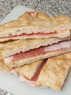 Una foto de Torta de aceite sin gluten untado con tomate y jamón serrano