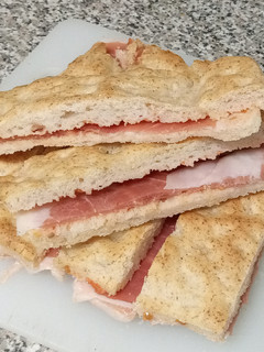 Una foto de Torta de aceite sin gluten untado con tomate y jamón serrano