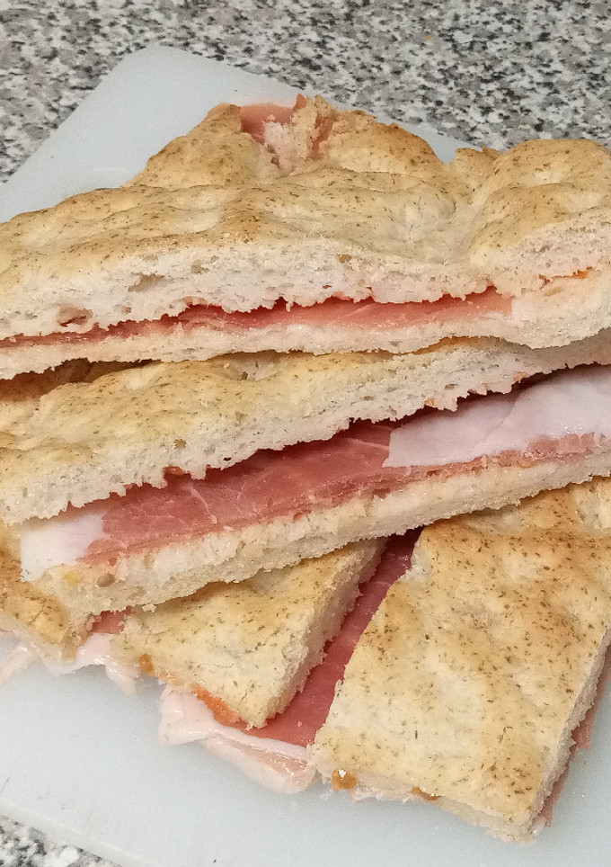 Una foto de Torta de aceite sin gluten untado con tomate y jamón serrano