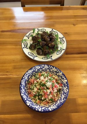 Hình của món Thịt bò viên và salat lơ trắng.