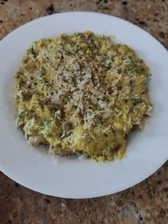 Una foto de Pasta sin gluten con salsa carbonara de cúrcuma y champiñones