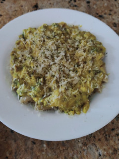 Una foto de Pasta sin gluten con salsa carbonara de cúrcuma y champiñones
