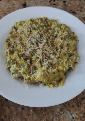 Una foto de Pasta sin gluten con salsa carbonara de cúrcuma y champiñones