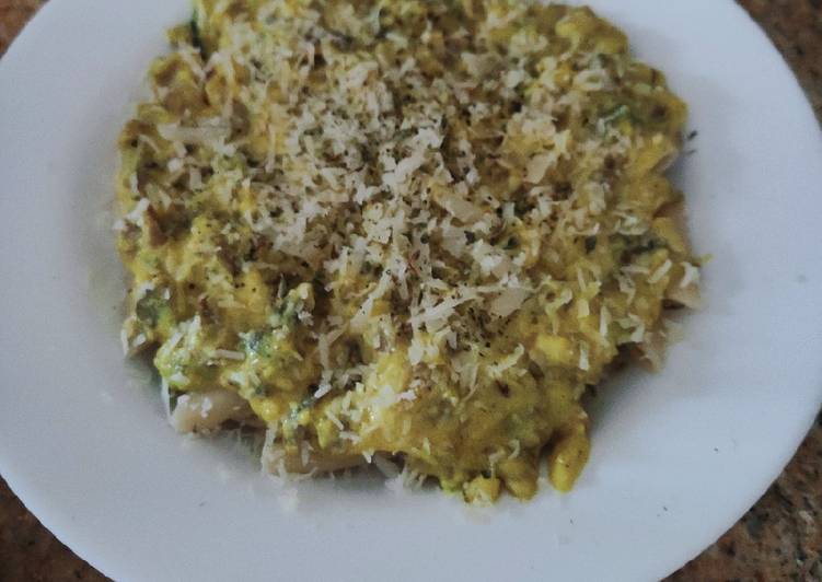 Pasta sin gluten con salsa carbonara de cúrcuma y champiñones