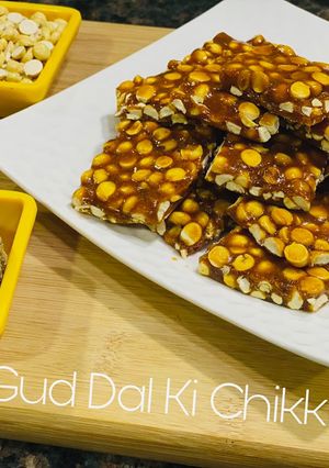 गुड़ दाल की चिक्की (gur dal ki chikki recipe in Hindi) रेसिपी मुख्य फोटो