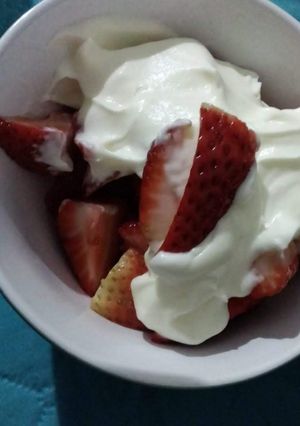 Una foto de Frutillas con crema🍓🍓