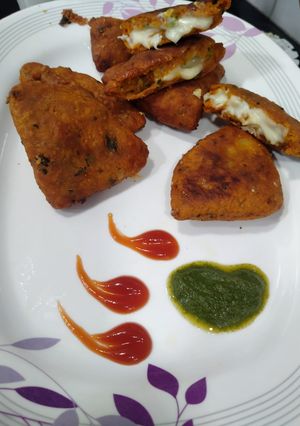 પોટેટો ચીઞી હોટ પેનકેકસ રેસીપી મુખ્ય ફોટો