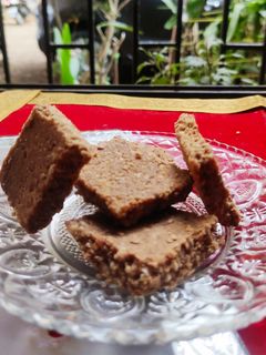 तिळ गुळाची वडी (til gulacchi vadi recipe in marathi) रेसिपी चे मुख्य फोटो