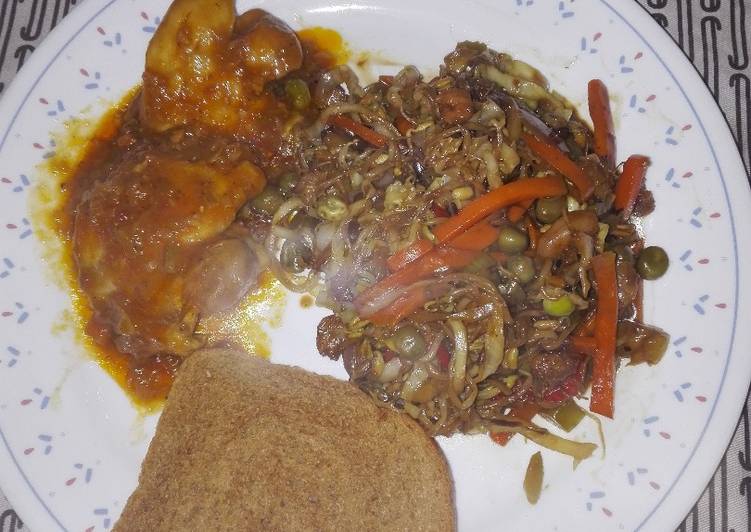 Pollo a la cerveza acompañado con verduras con camarones al wok