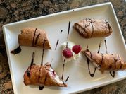 Una foto de crepes con queso ricotta