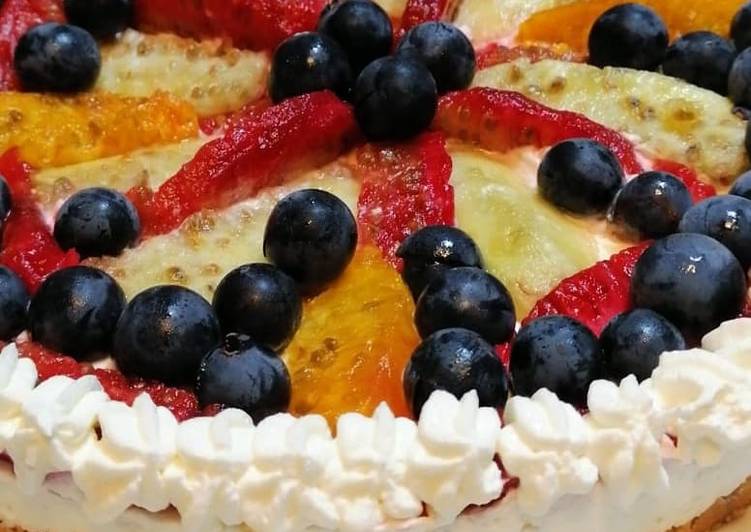 Recetta di Premiato Cheesecake amaretti con fichi d&#39;india e uva fragola🍓