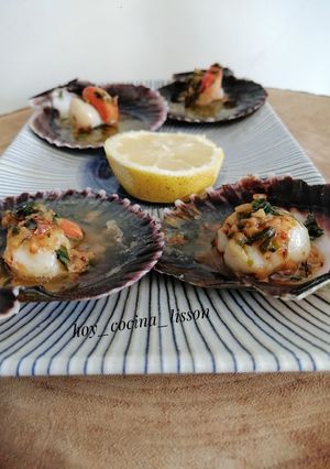 A picture of Scallops with Garlic and Parsley.