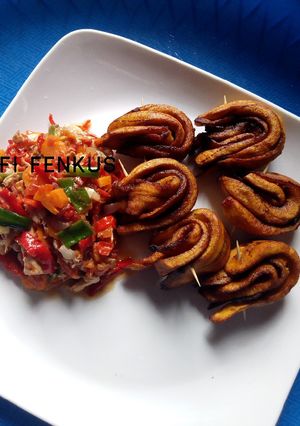 A picture of Fried plantain and sauce.