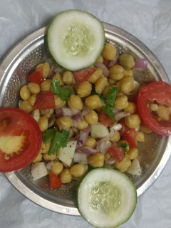 கொண்டக்கடலை 🥗 சாலட் (Kondakadalai salad recipe in tamil) செய்முறை முக்கிய புகைப்படம்