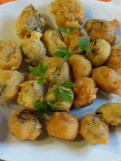 Una foto de Buñuelos de bacalao con masa choux, aceitunas y champiñones