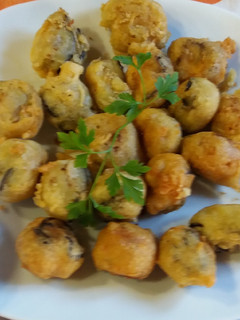 Una foto de Buñuelos de bacalao con masa choux, aceitunas y champiñones