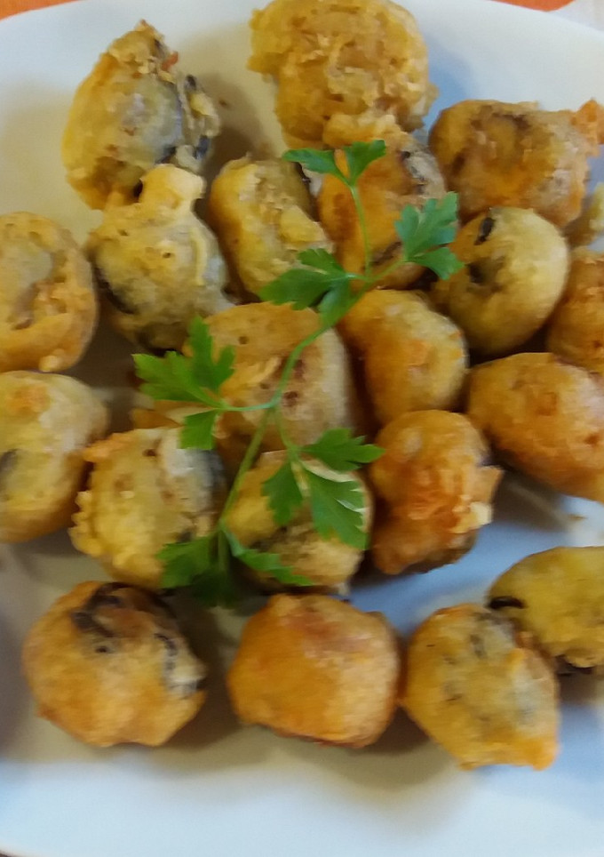 Una foto de Buñuelos de bacalao con masa choux, aceitunas y champiñones