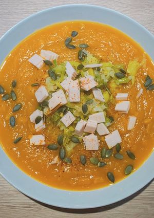 Une photo de Velouté de potimarron, fondue de poireaux, dés de poulet et graines de courges