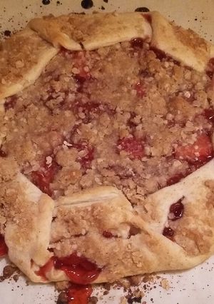 A picture of Easy Strawberry "Crumble-Tart".