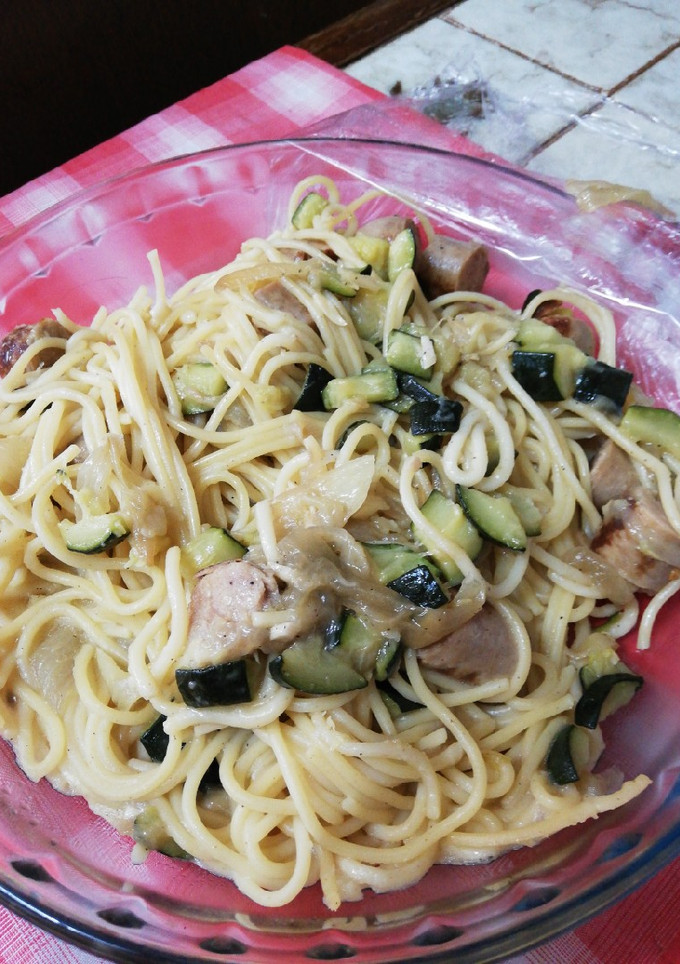 Una foto de Espagueti con salchichas de pollo