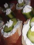 شرائح الخبز باللبنة والخيار🥒