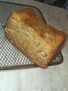 A picture of Bizcocho de manzana rico, rico. En panificadora.