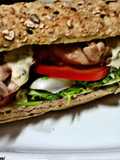 Bocadillo de contramuslo de pollo, con vegetales, y salsa tártara, en pan rústico de cereales