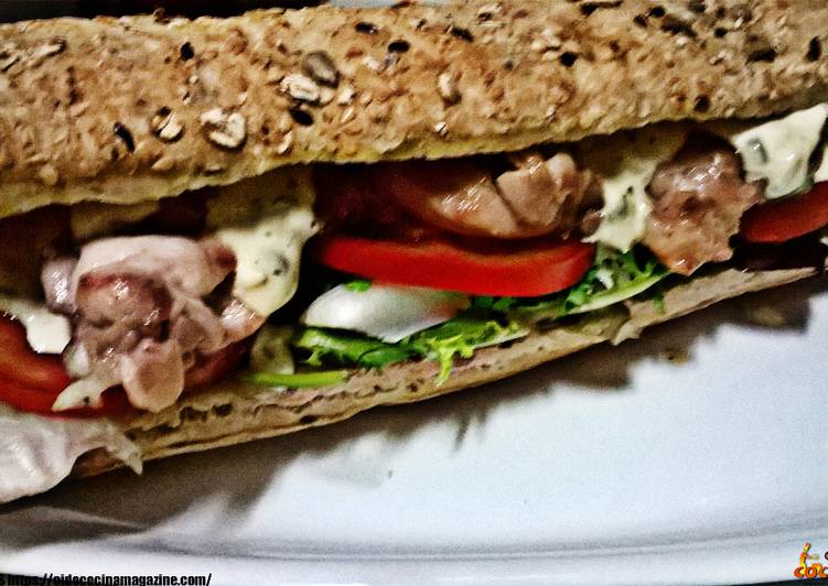 Bocadillo de contramuslo de pollo, con vegetales, y salsa tártara, en pan rústico de cereales