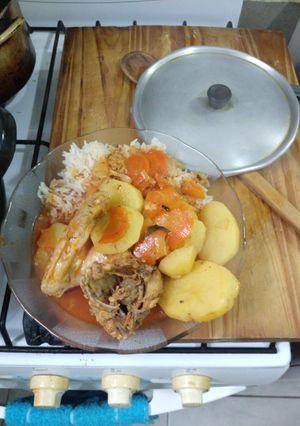 Una foto de Estofado de pollo con arroz