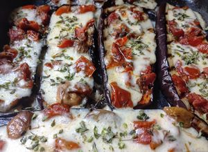 Una foto de Berenjenas  🍆 Grilladas con Tomate 🍅 Asados Ajo y Queso a la Plancha
