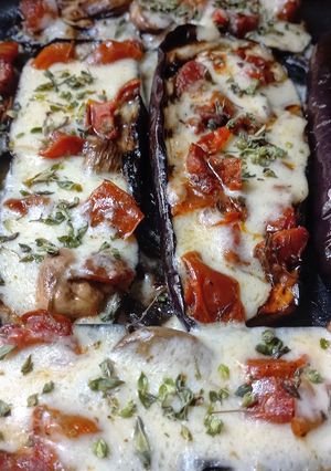 Una foto de Berenjenas  🍆 Grilladas con Tomate 🍅 Asados Ajo y Queso a la Plancha