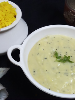 A picture of Gujrati kadhi and khichdi.