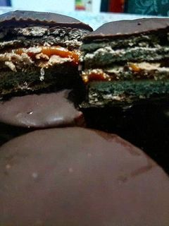 Una foto de Alfajores bañados en chocolate