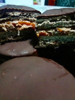 Una foto de Alfajores bañados en chocolate